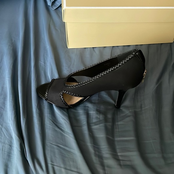 Tahari Loretta Open Toe Heeled Pump 8 M - Picture 1 of 4